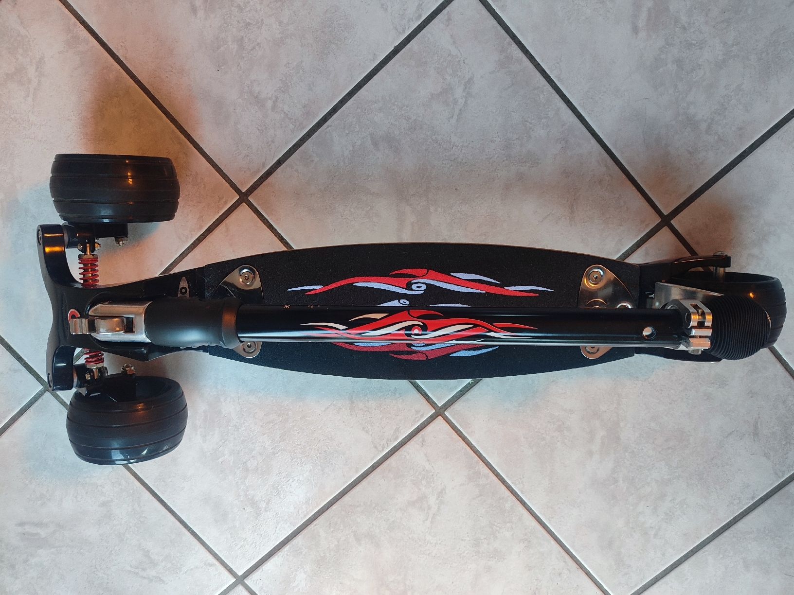 Micro Kickboard: Micro Mobility Systems Kickboard Monster Black – Neuf avec emballage d'origine à Courrendlin par sta_6qcj 1