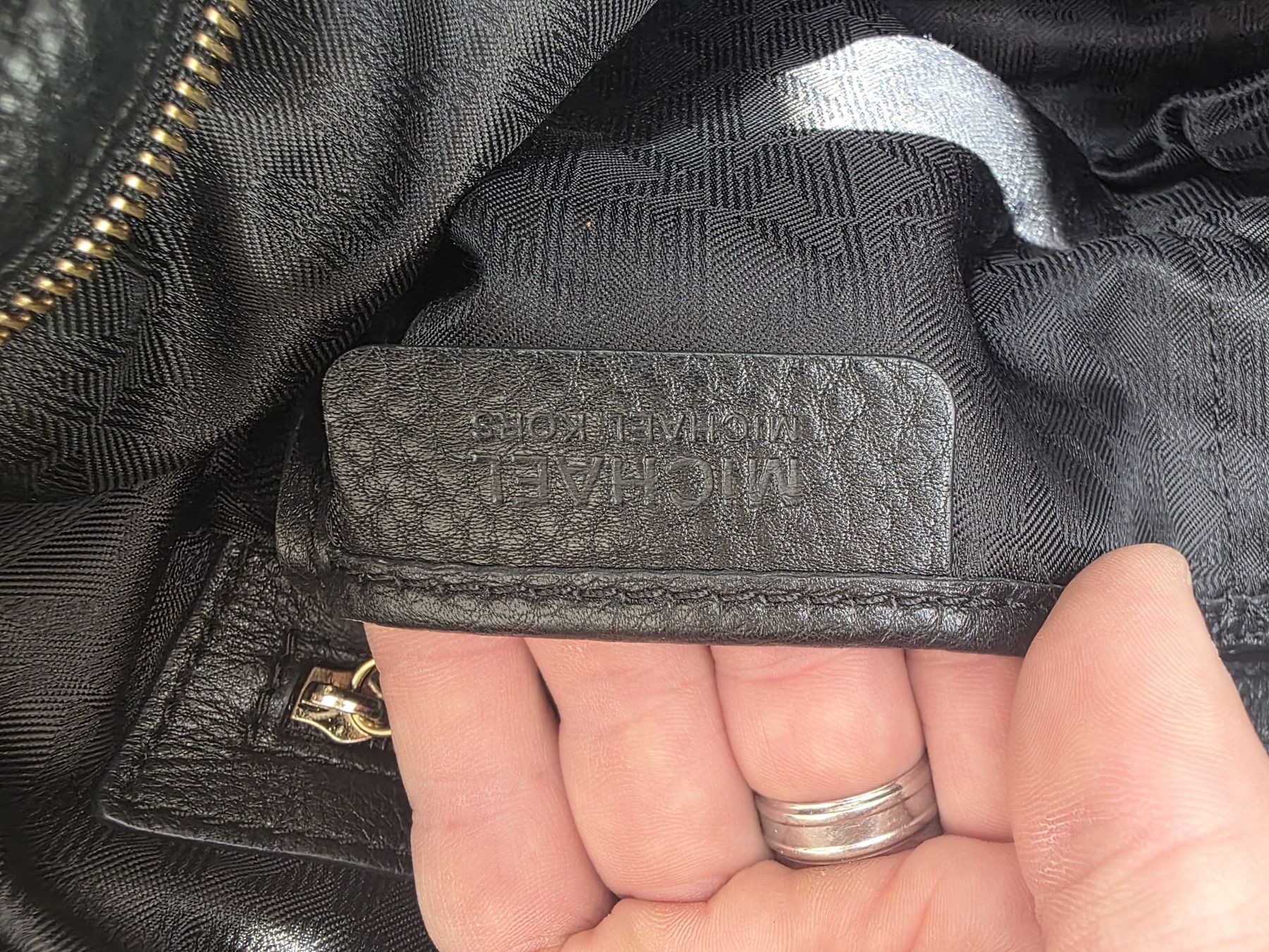 Michael Kors Borse da donna: Michael Kors Ledertasche schwarz/gold gebraucht – Usato da Kaegiswil venduto da Ruckis 8