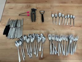 Set aus 54 Besteck + 3 Küchenutensilien aus Stahl