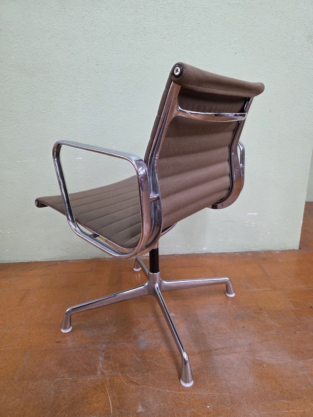 Herman Miller Sedie: Herman Miller EA 108 Designer Stuhl von Chares & Ray Eames – Usato da Lichtensteig venduto da UsedINStore 2