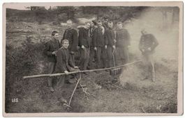 Soldaten bei Feuerstelle, Fotokarte, um 1930