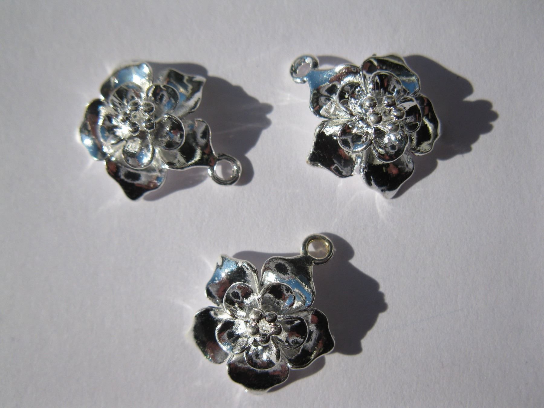 Perle (finte): 2 Anhänger Blume, versilbert 15mm – Nuovo e nell'imballaggio originale da St. Margarethen TG venduto da LuanaKa