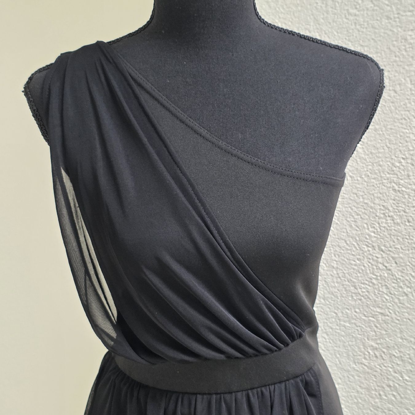 Kleider: Kleid Schwarz One-Shoulder Chiffon Grösse S – Gebraucht aus Rheinsulz von Gilea 1