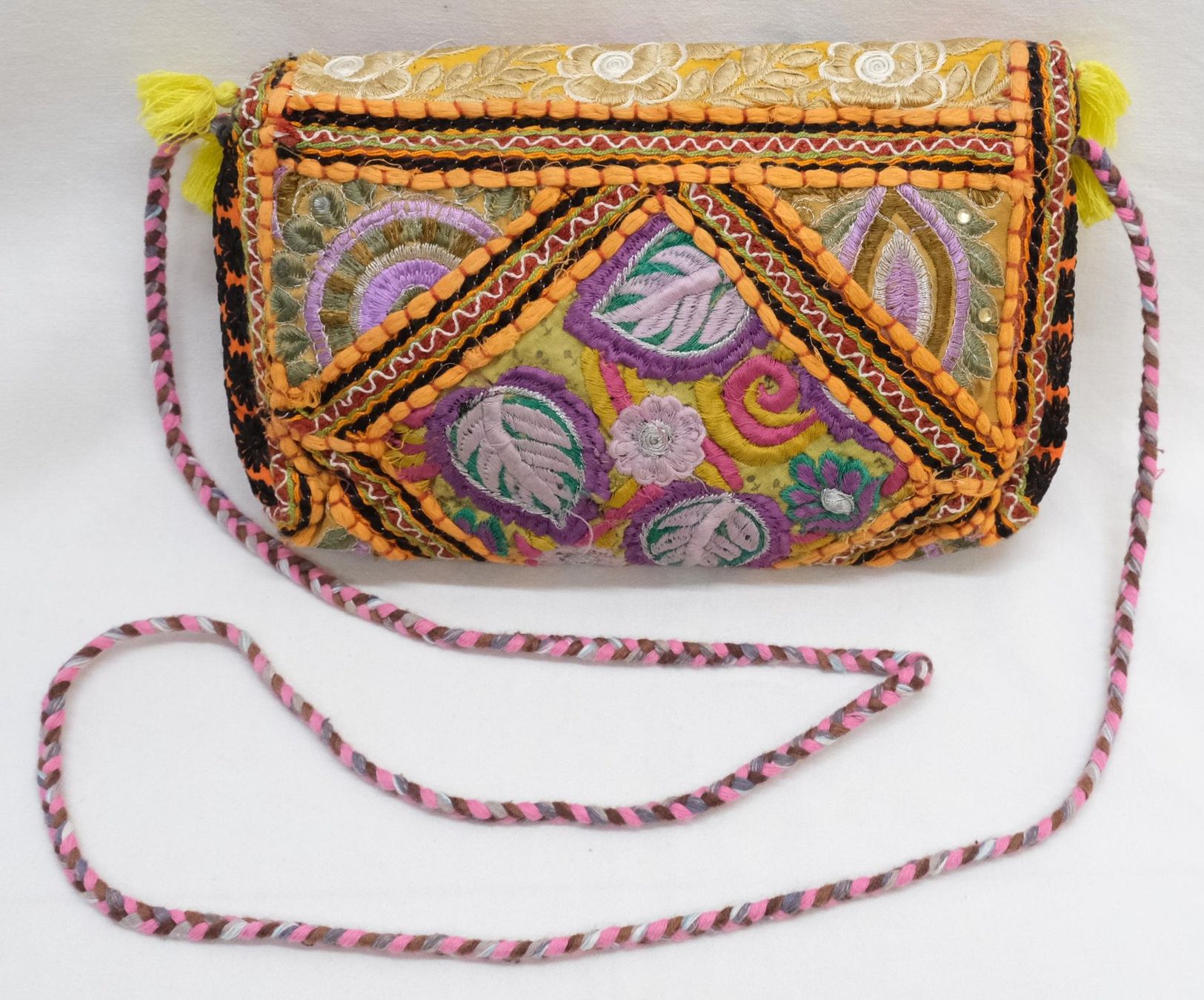 Borse da donna: Stoff Tasche Umhängetasche mit Stickerei Patchwork – Usato da Zürich venduto da Masala-Oase 1