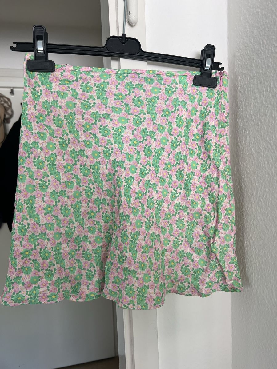 Zara Gonne: Zara Minirock Blumenmuster, Gr. S – Nuovo (secondo la descrizione) da Zürich venduto da sellingmystuff1 2