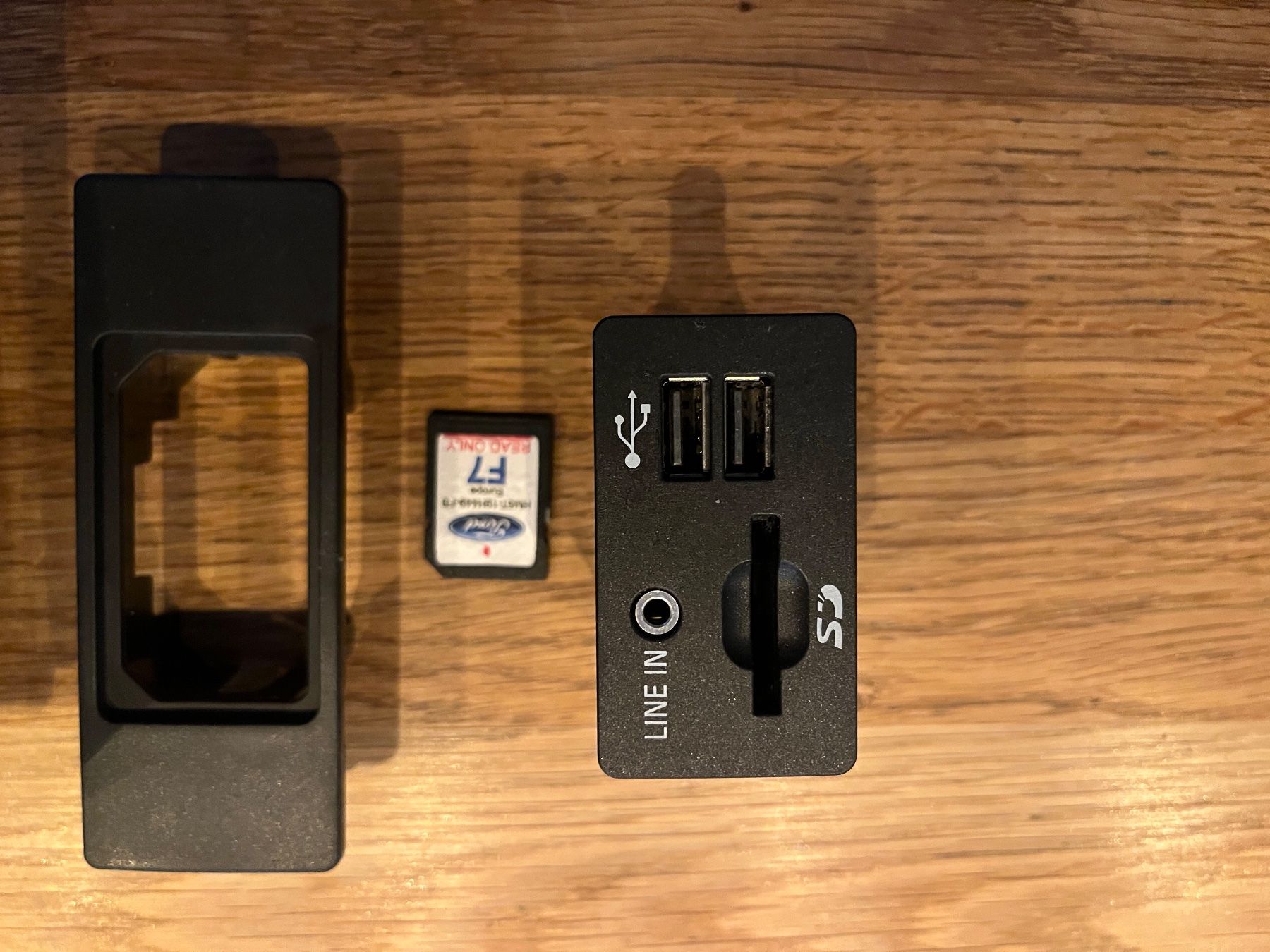 Ford Tutti pezzi di ricambio auto: Ford SYNC 2 iInfotainmentsystem mit resistiven Touchscreen – Usato da Niederhasli venduto da Mbi0 4