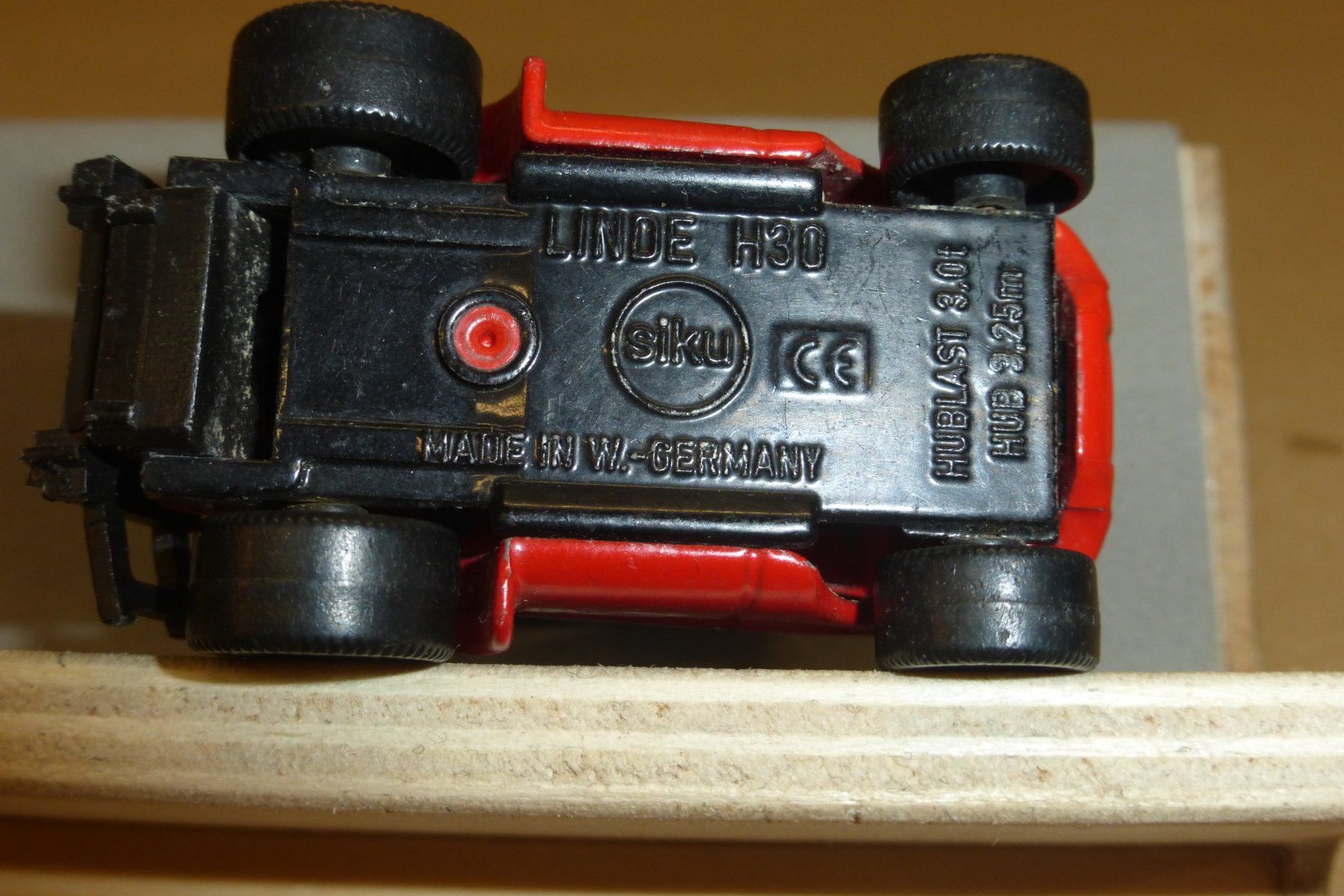 Siku Giocattoli: Gabelstapler Siku Linde H30 rot – Difettoso da Gempen venduto da Smokie72 1