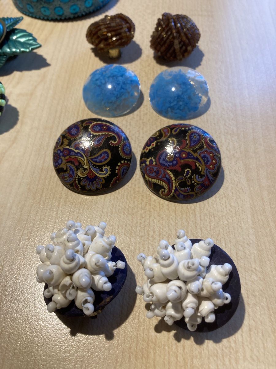 Altri gioielli: Diverse Modeschmuck Ohrringe, mit Schmuckdose, gebraucht – Usato da Schübelbach venduto da Mo-99 2