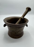 Mörser mit Lilien Verzierungen, Bronze