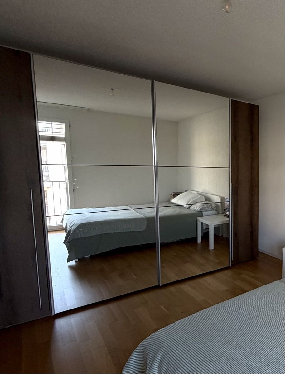 Schränke: Wardrobe with mirrored doors – Gebraucht aus Fribourg von Clara.Vinas
