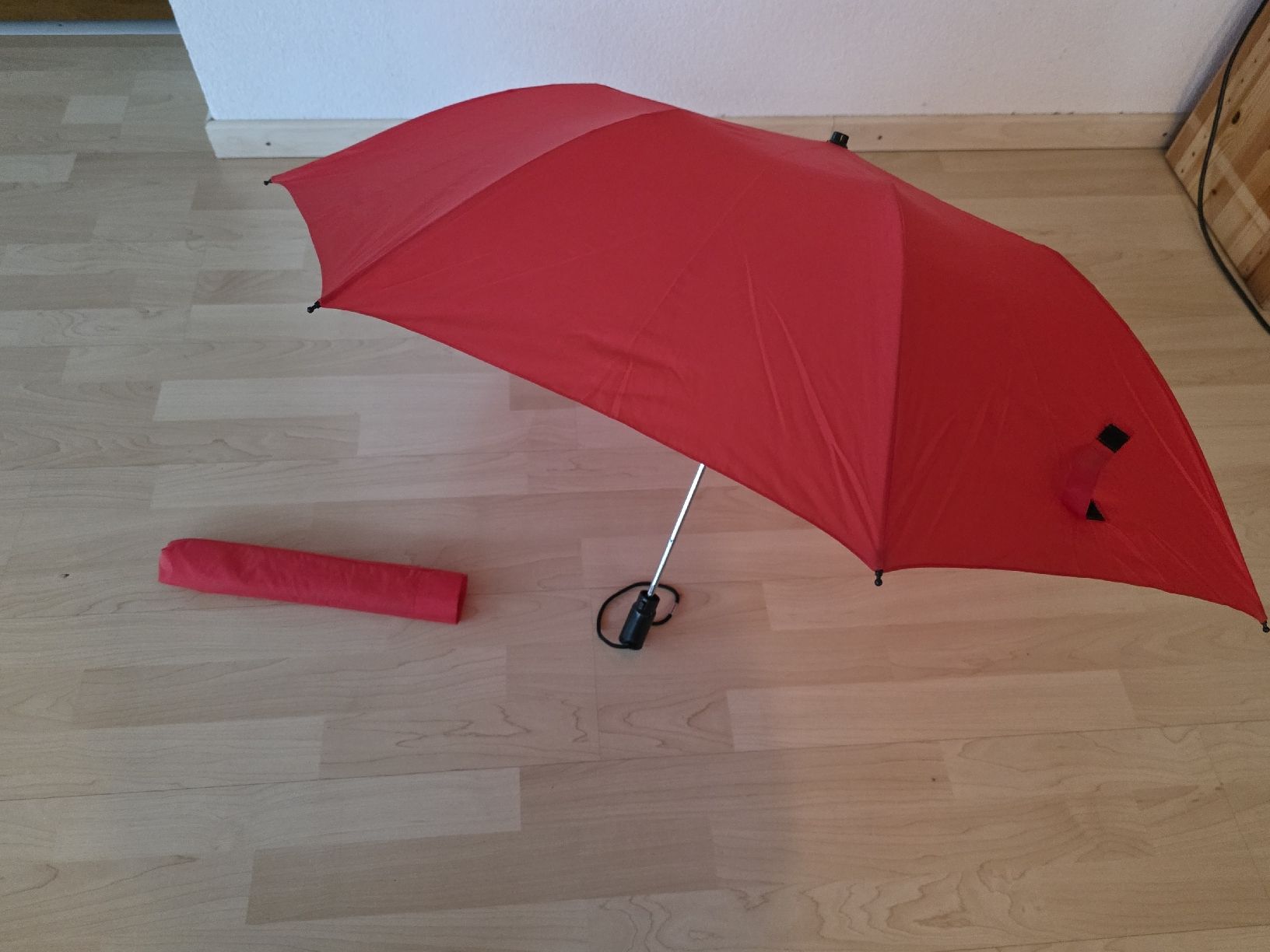 Ombrelli: Neuwertiger roter Regenschirm  – Usato da Suhr venduto da andreas_2008 1