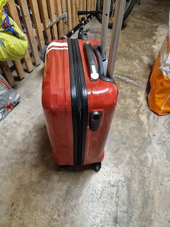 Kleiner Hartschalenkoffer auf 4 Rollen  Rot