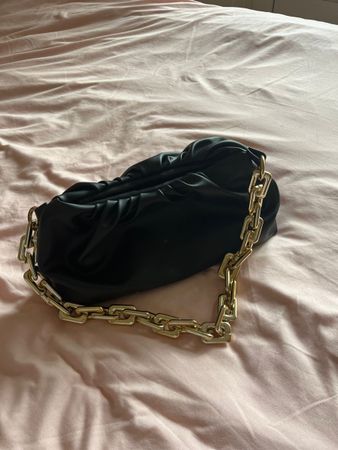 Sac à main noir avec chaîne dorée