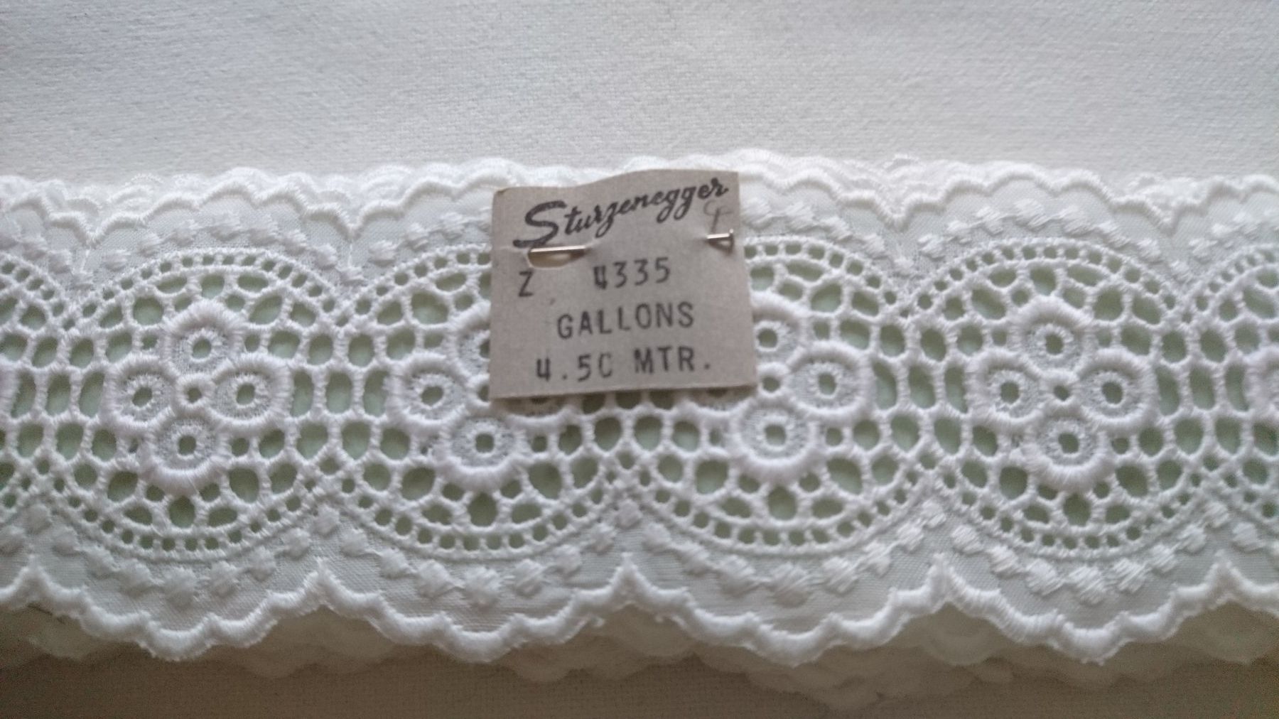Tessuti: Vintage Sturzenegger weisse Spitze, 4.5m – Usato da Schüpfen venduto da ardiphne 1