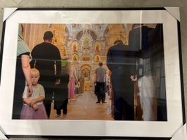 Gerahmte Fotografie: Familie in der Kirche, Kunst original