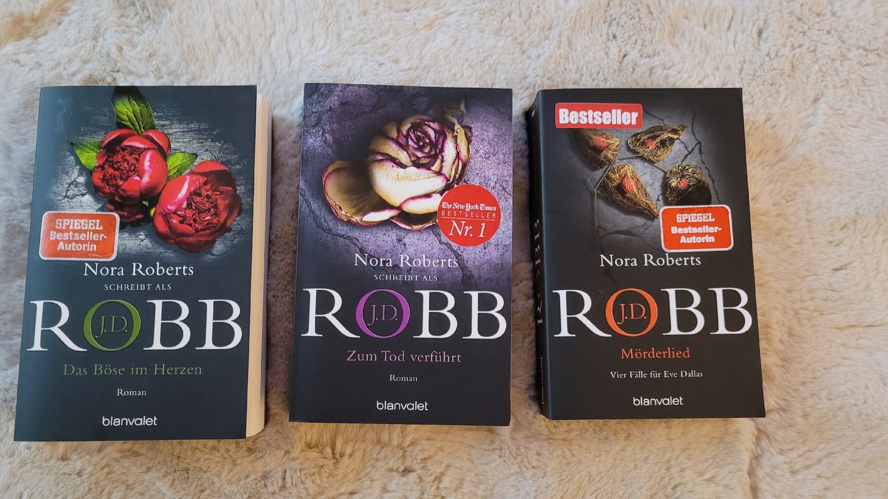 Bücher: 3 Buecher J.D. Robb Nora Roberts  – Gebraucht aus Horgenberg von Klatschmohnmaria