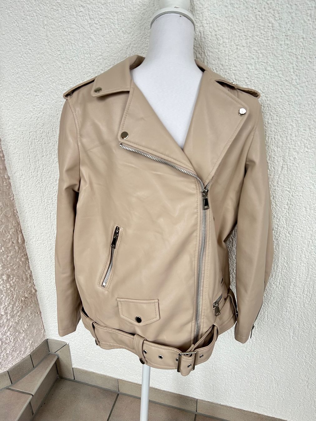 Vestes: NEU mit Ettiket Oversized Kunstlederjacke Beige S/M – Neuf (Voir description) à Dagmersellen par sniff64 1