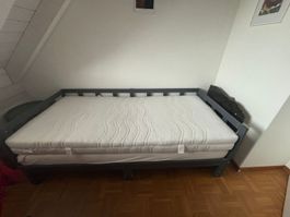 Gästebett mit zwei Mattrazen günstig abzugeben