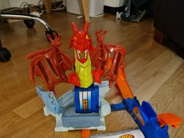 HotWheels Dragon Blast Spielset mit launches und 2 autos