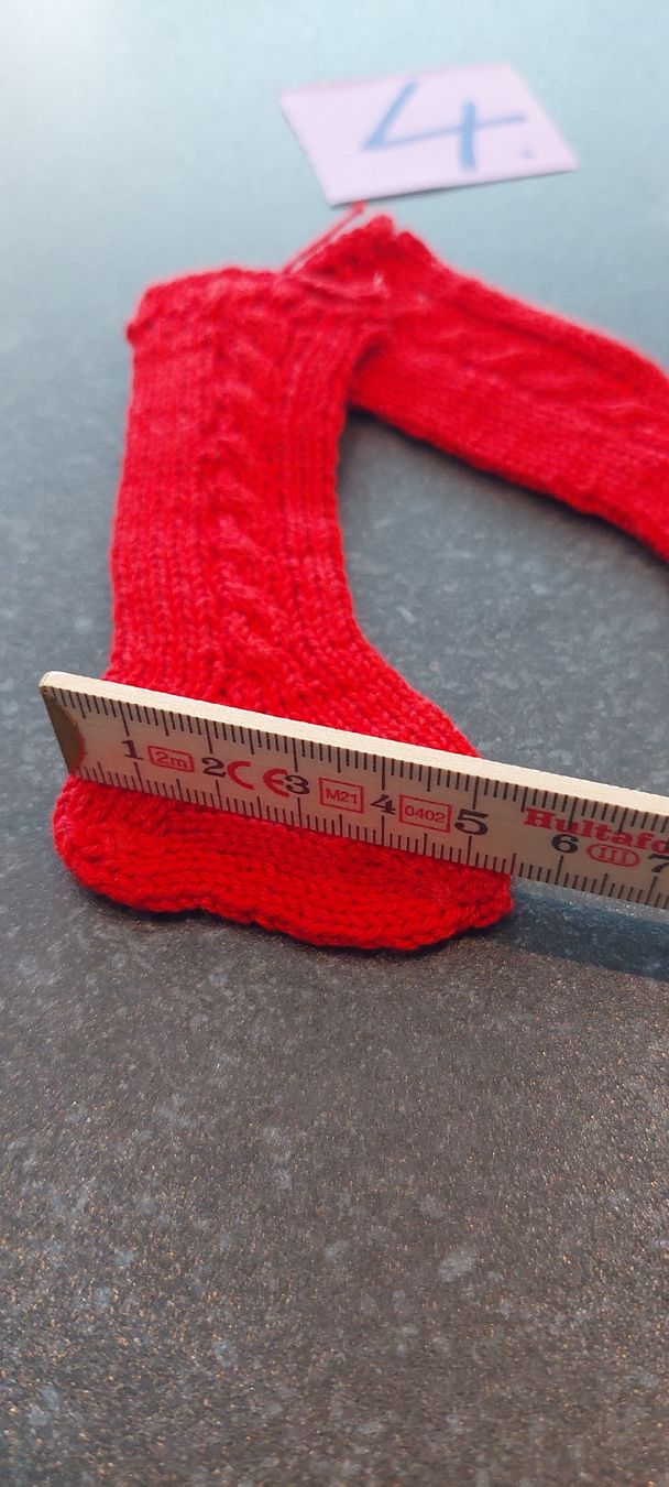 Bambole: Puppensocken dunkelrot handgestrickt neu  – Nuovo (secondo la descrizione) da Muri AG venduto da nindo1 3