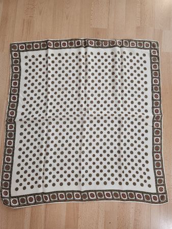 Foulard soie  carré blanc à motifs géométriques 