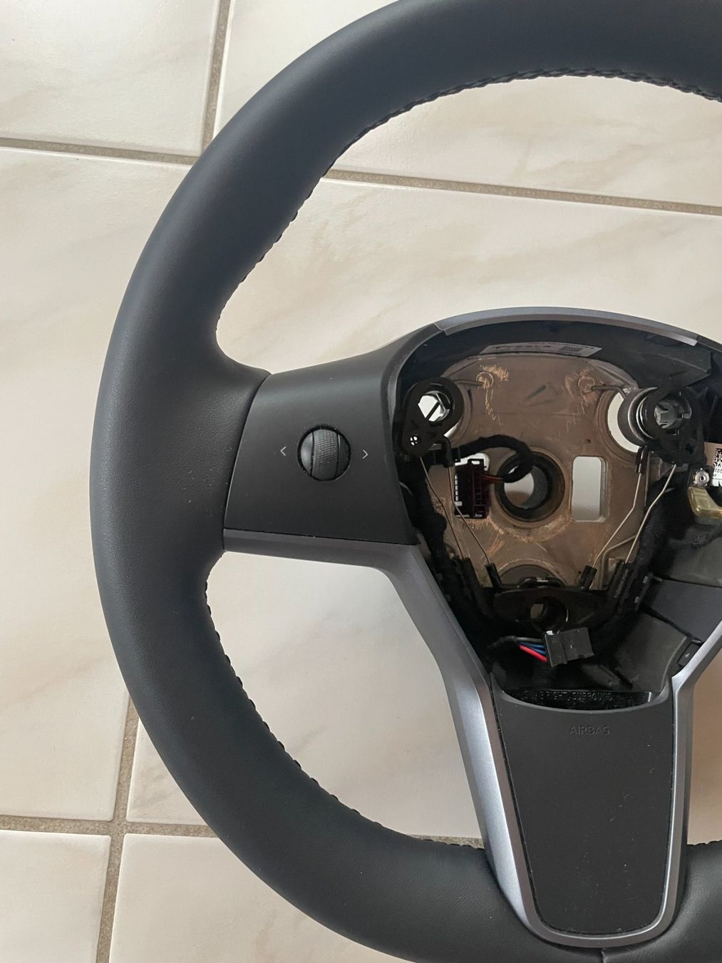 Tesla Tutti pezzi di ricambio auto: NEU Leder lenkrad TESLA 3 / Y – Nuovo (secondo la descrizione) da Auw venduto da Neo_z2rq 1