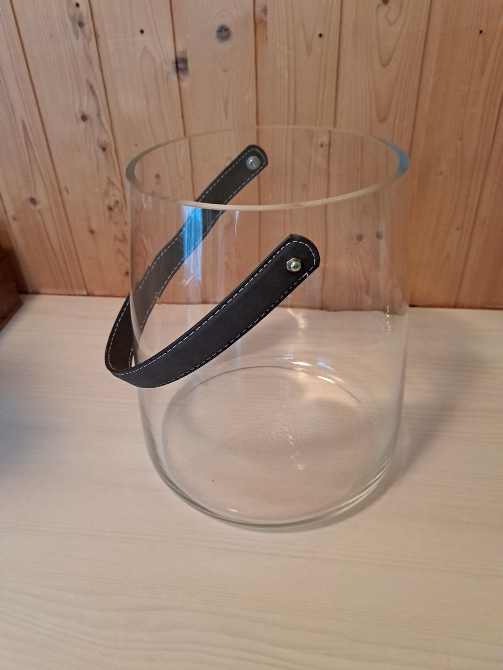 Toutes les décorations: Glasvase mit Lederhenkel – D'occasion à Schöftland par bea_k5lj