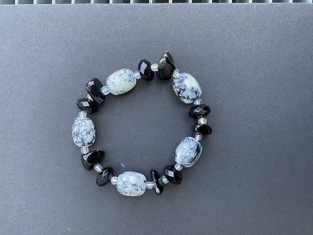 Bracciali & Braccialetti: Armbänder: Stein schwarz/ rot dünn/ Metallic  – Usato da Flüelen venduto da 6468