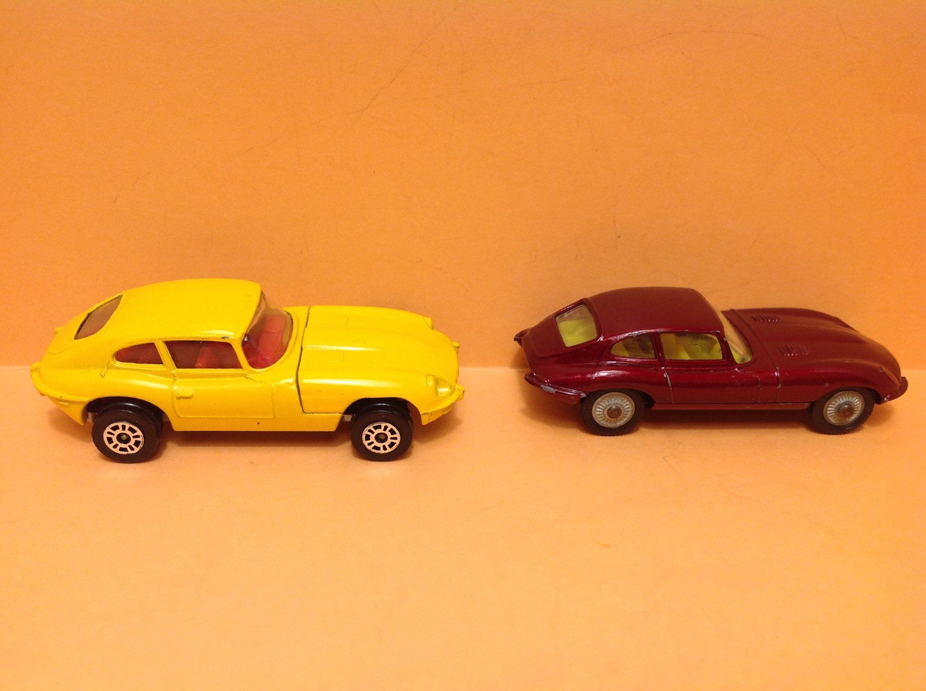 Jouets: 2 verschiedene Jaguar E-Type 2+2 – D'occasion à Seuzach par Jage 2