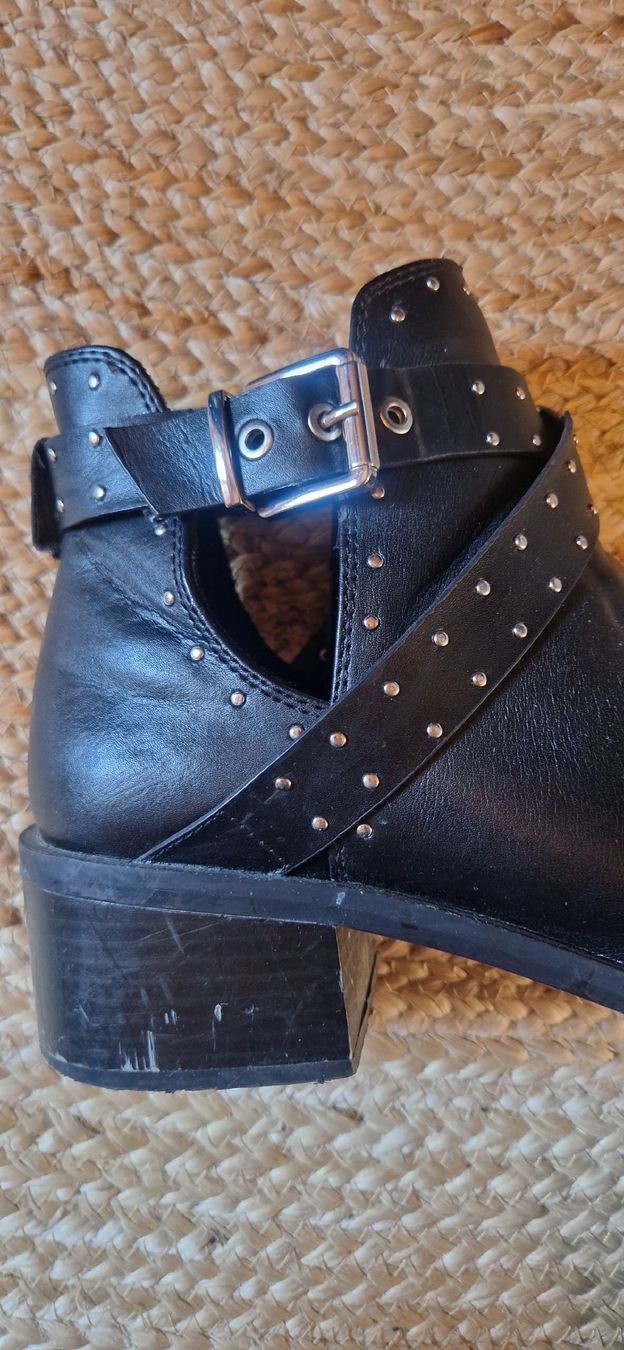 Damenschuhe: Schwarze Stiefeletten Nieten Gr. 40 – Gebraucht aus Andermatt von nin_ks9v 2