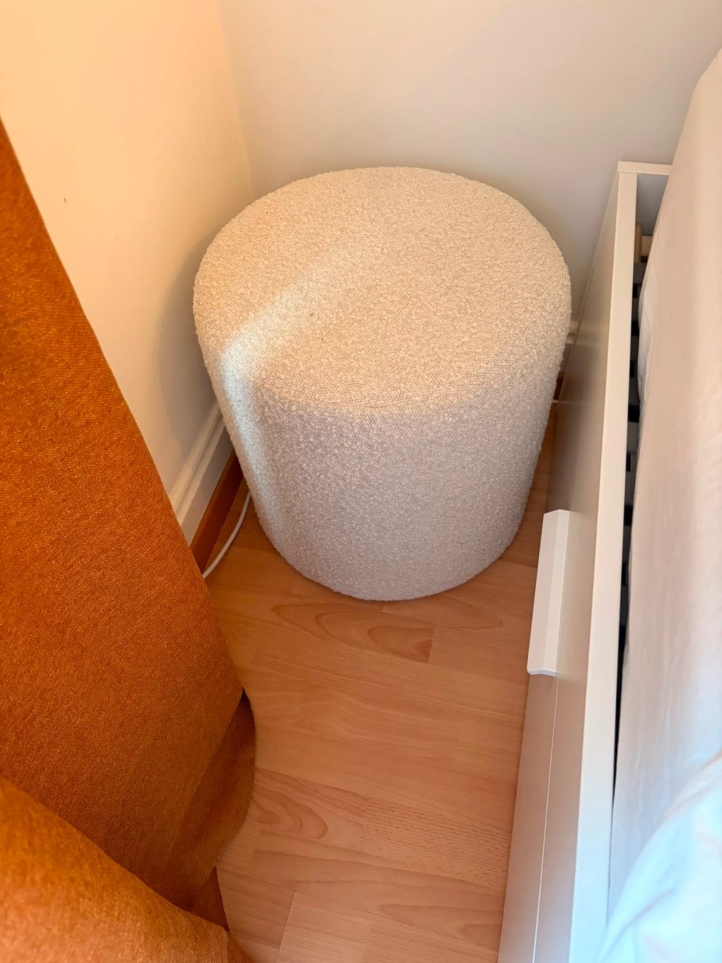 Sofacompany Tabourets: Bouclé Pouf mit Nussbaum Tablett – D'occasion à Zürich par pre_vy7t 2