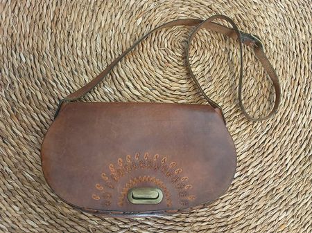Hübsche, verzierte Ledertasche