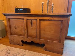 schlichte Holztruhe
