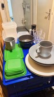 Set aus Geschirr und Tupperwear