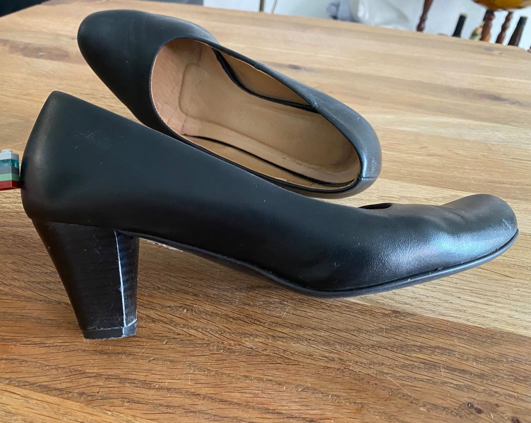 Damenschuhe: Schlichte Lederpumps, schwarz, Gr. 37 – Gebraucht aus Bassersdorf von TB01011 1