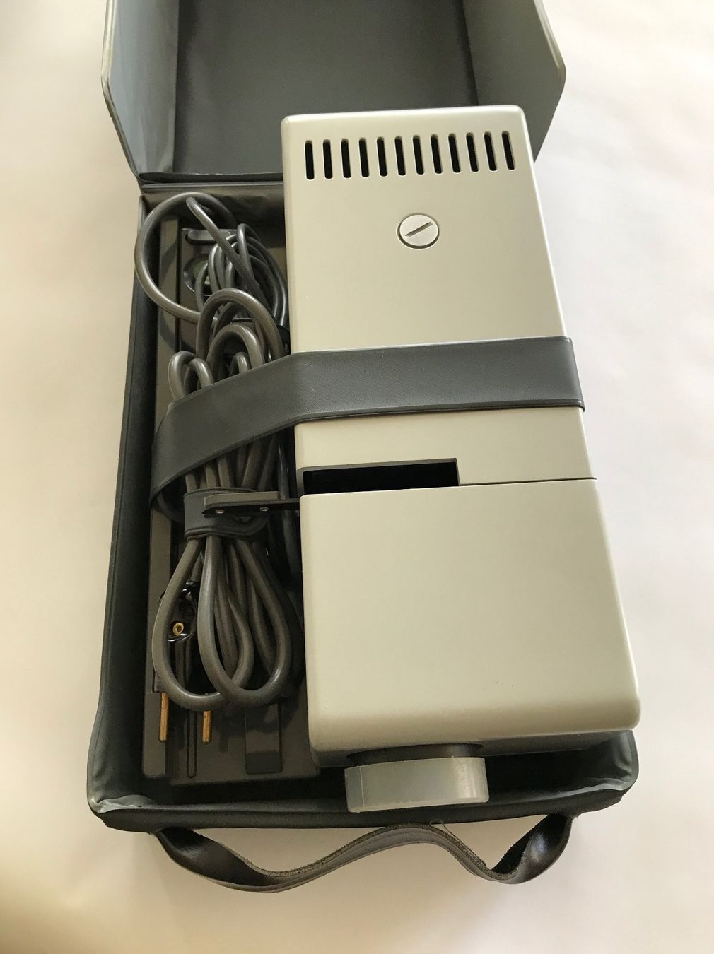 Pellicole: Dia-Projektor Braun D25 + 1 Magazin – Usato da Birmenstorf venduto da Holzbeige 6