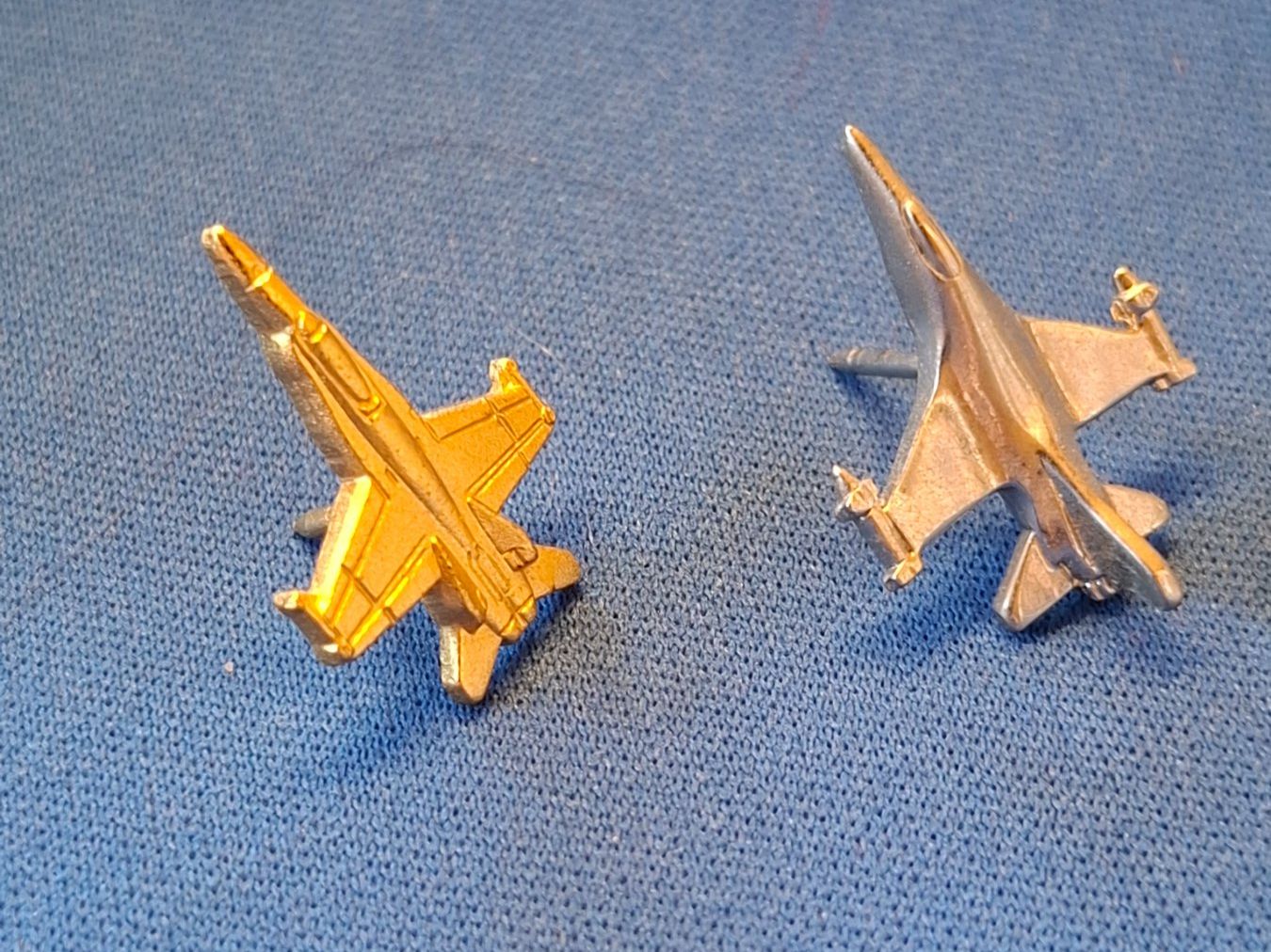 Schweizer Armee Placchette & Badge: Flugzeug FA-18 Pins, Anstecker, 2 Stk. – Usato da Schlieren venduto da Svenja7 2