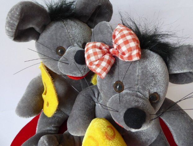Giocattoli: Valentinstag Plüsch Mäuse Paar auf einem Herz sitzend – Nuovo (secondo la descrizione) da Turbenthal venduto da Panau 1