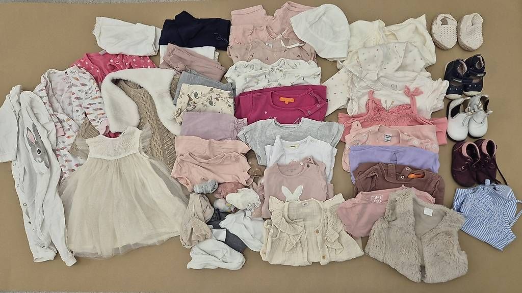 Kleiderpakete & -sets: Mega Kleider paket gr 80 mädchen  – Gebraucht aus Neunkirch von mir_c9zg