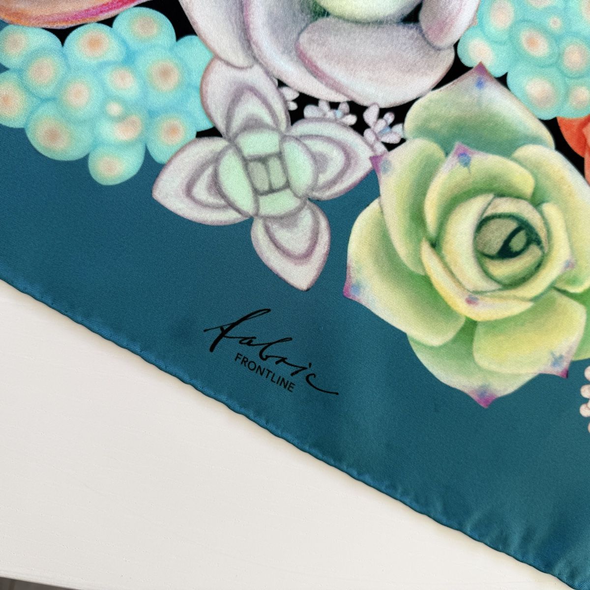 Fabric Frontline Foulard & Sciarpe: FABRIC FRONTLINE Satin Silk Scarf – Usato da Emmen venduto da Avviivva_Com2023 5