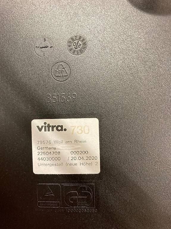 Vitra Stühle: 2x Original Vitra Eames Plastic Side Chair DSR Schwarz – Gebraucht aus Urdorf von Kuoni2002 1