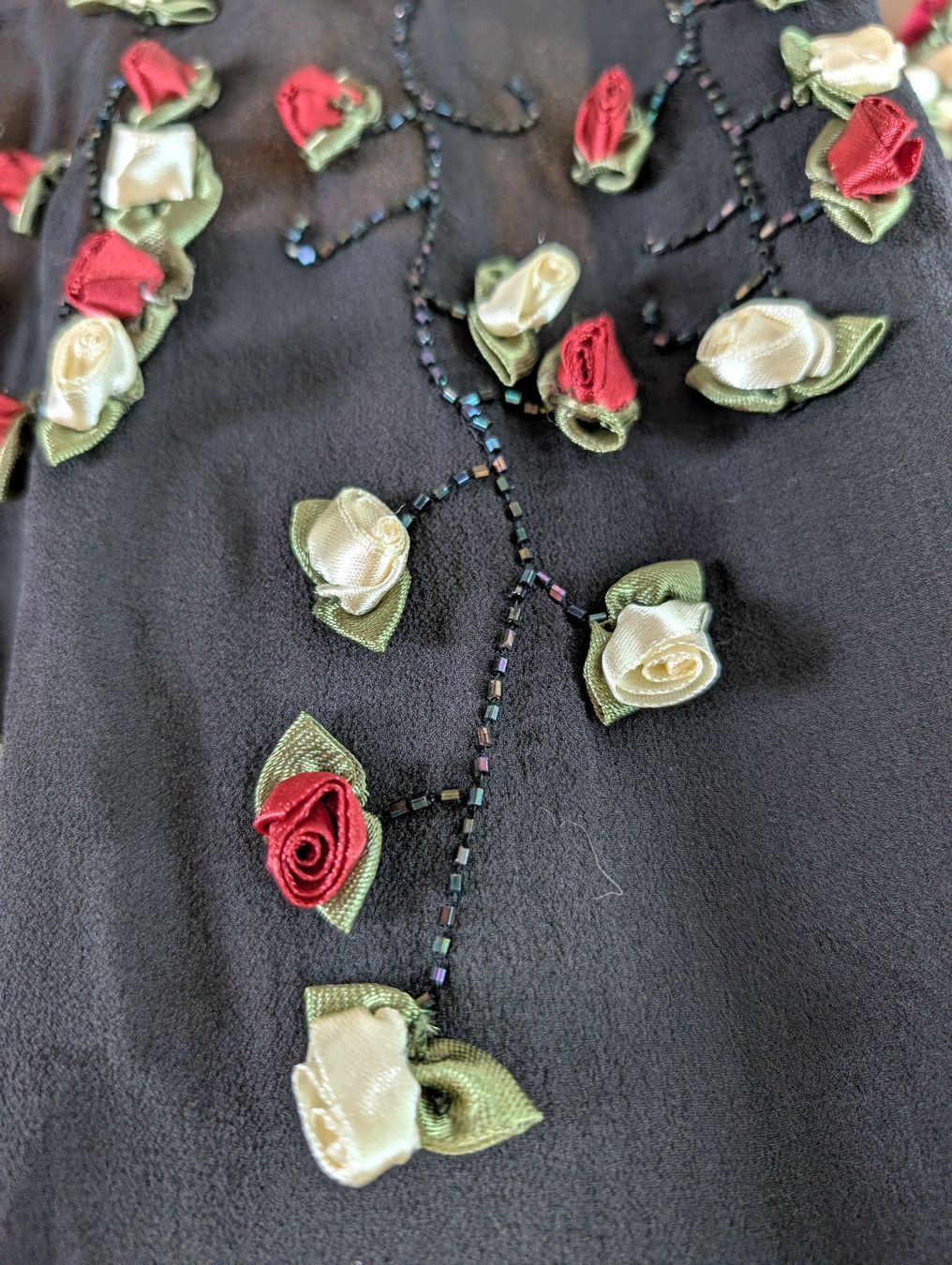 Foulards, Tücher & Schals: Eleganter schwarzer Seidenschal mit Rosen – Gebraucht aus Ettingen von Chrisdots 8