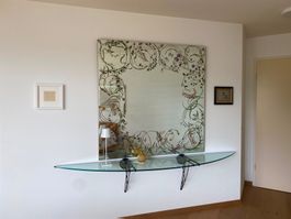 Wandspiegel mit Pflanzenmotive hinter Glas dazu Wandkonsole