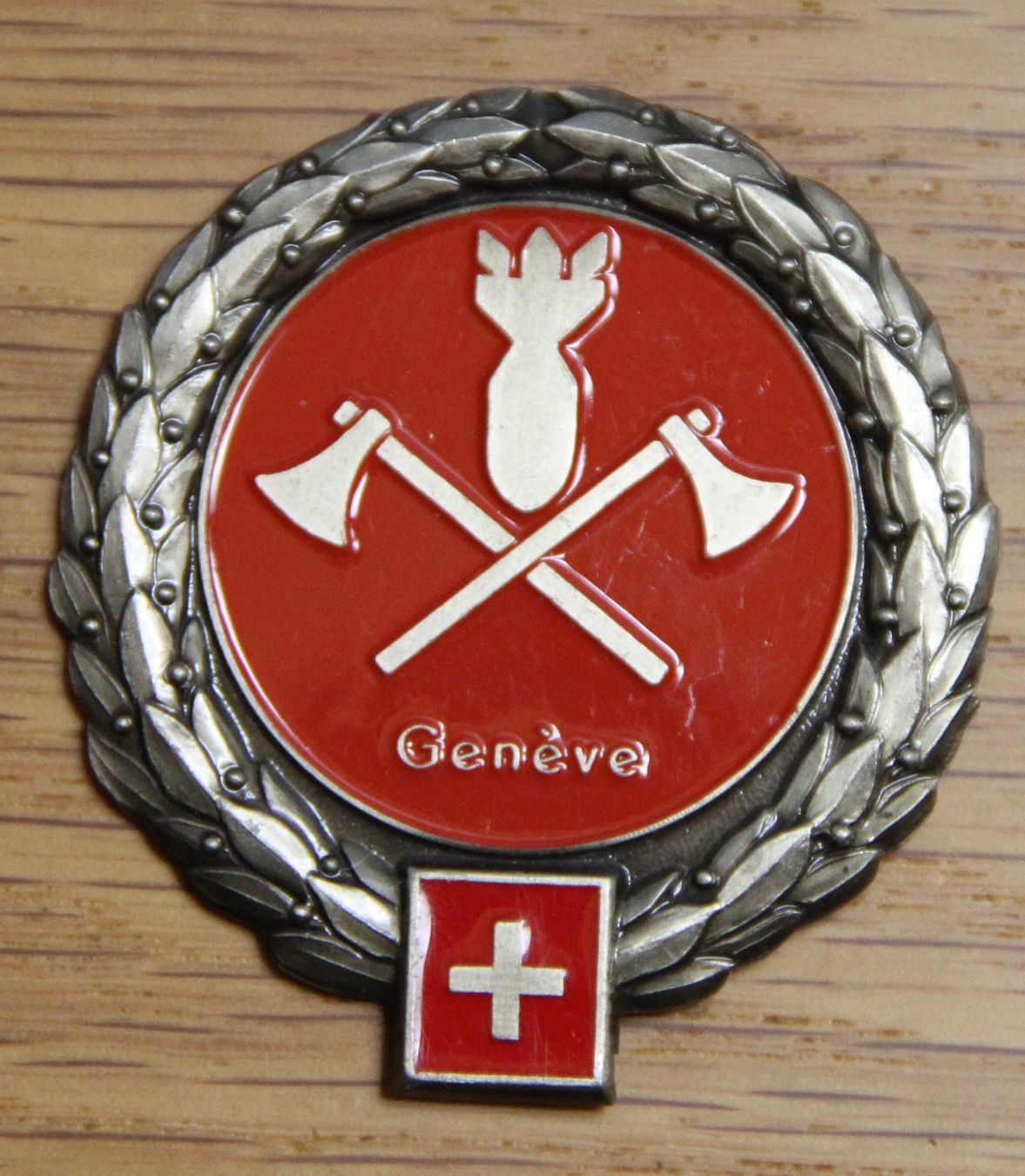 Schweizer Armee Plaketten & Abzeichen: Rettungstruppen Schule Genf Beretemblem – Gebraucht aus Belp von Tomsek