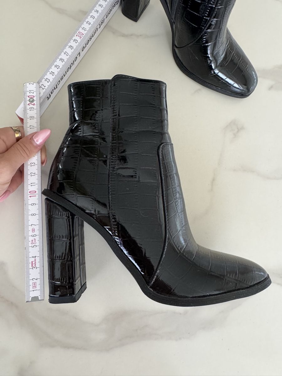 Scarpe da donna: Schwarze Stiefeletten mit Kroko-Optik - Grösse 37 – Usato da Rickenbach LU venduto da Steffischuepfer 3