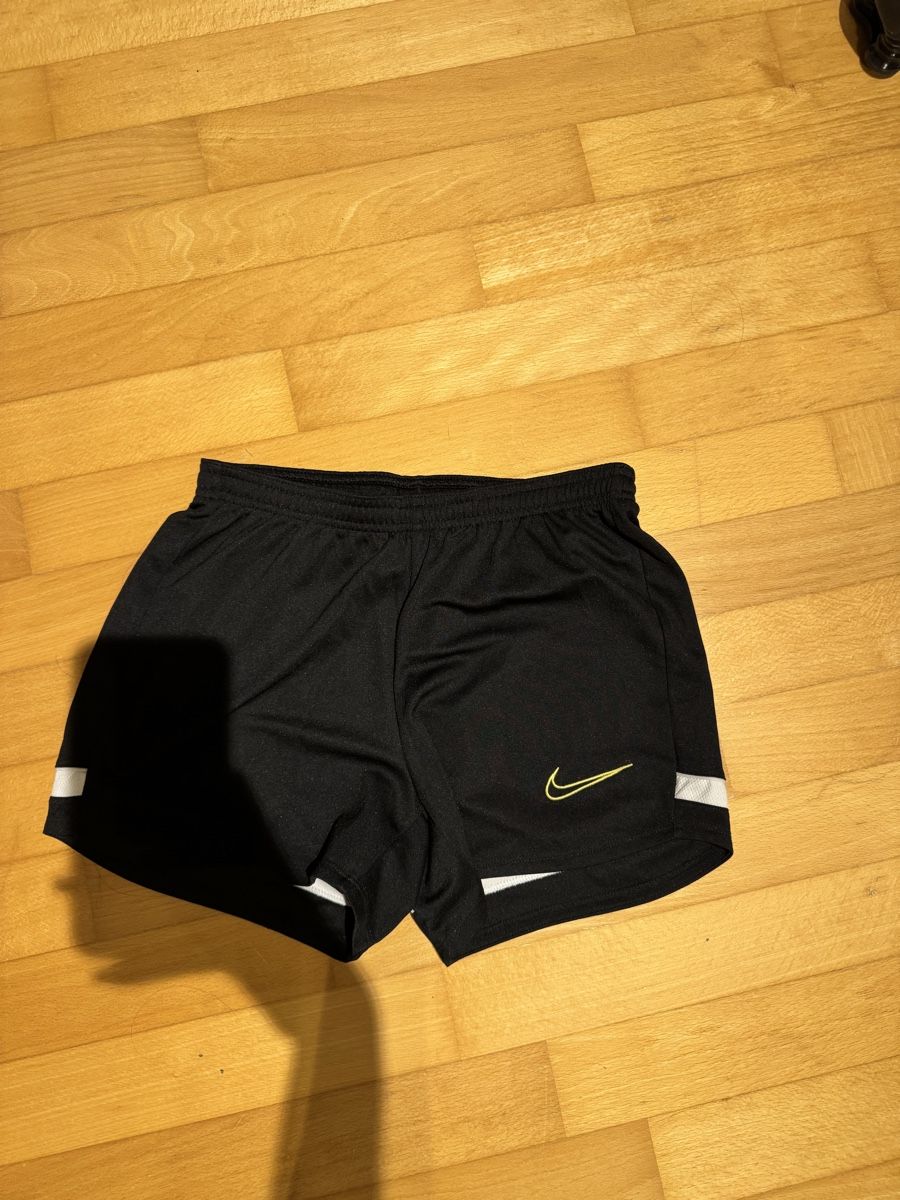 Nike Pantaloni: Shorts – Nuovo (secondo la descrizione) da Turgi venduto da eiiinalem