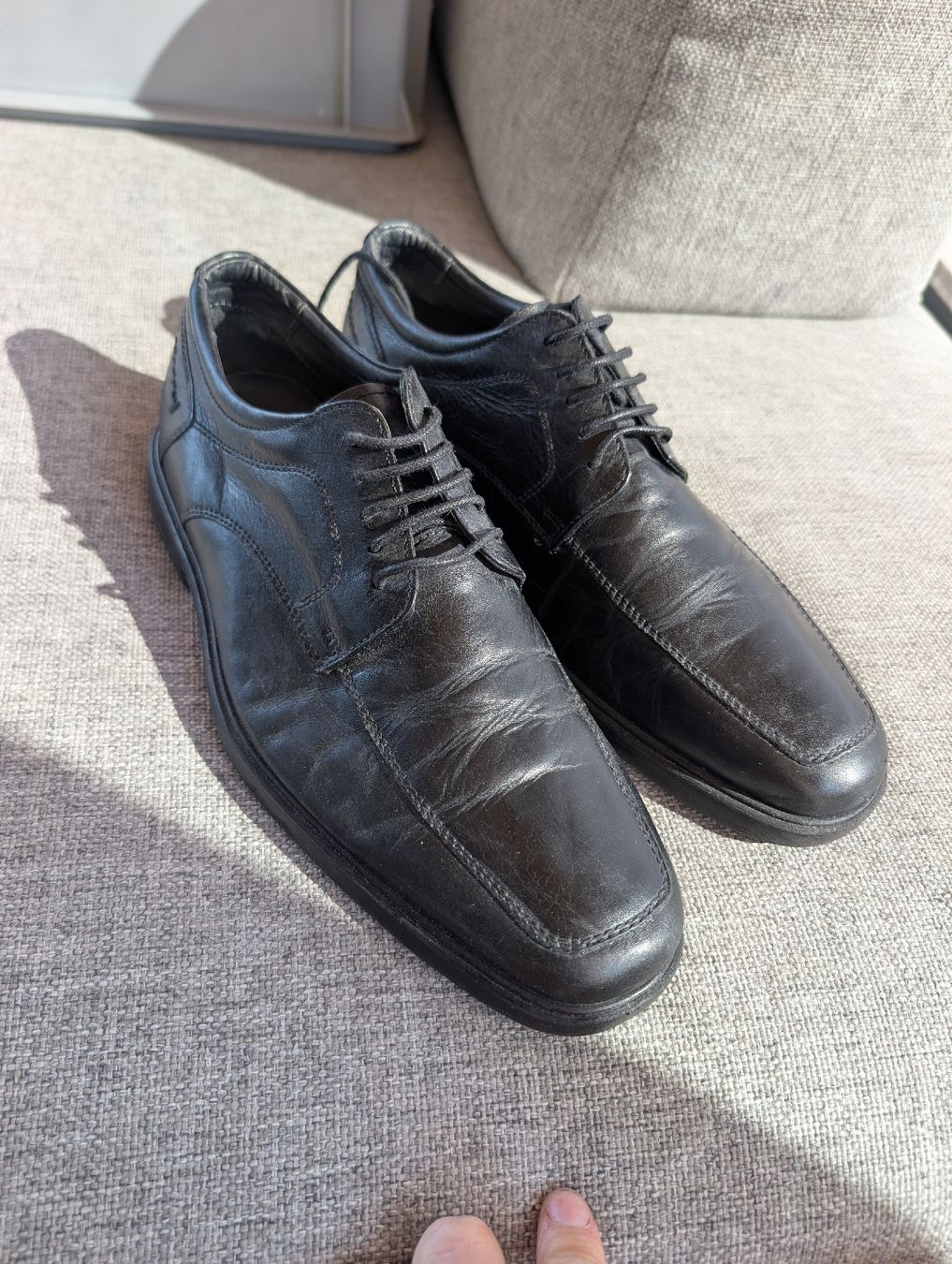 Scarpe da uomo: Chaussures en cuir noir taille 42 – Usato da Blignou (Ayent) venduto da dyl_yxb5
