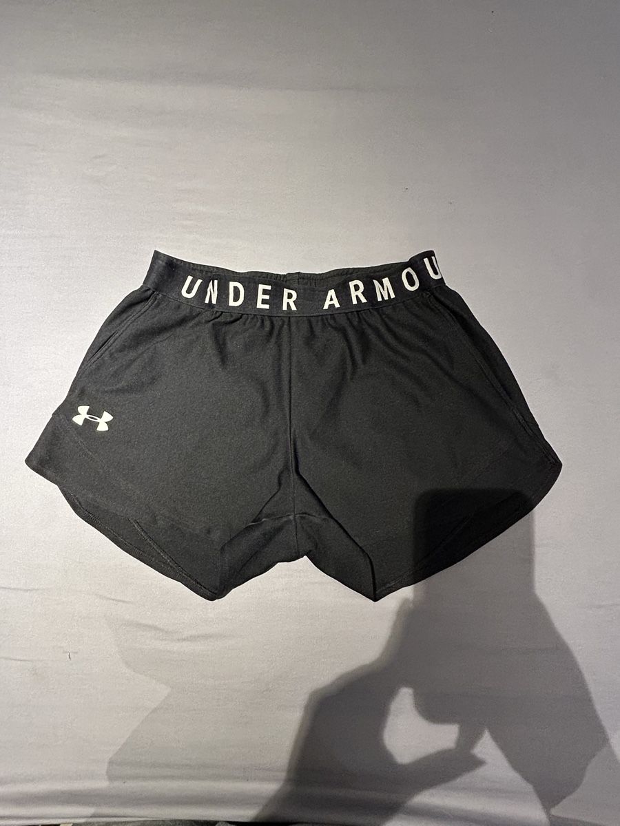Under Armour Pantaloni: Kurze Hosen Under Armour – Usato da Neukirch (Egnach) venduto da oli_y86b
