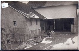 CHAVANNES - le - CHÊNE, famille Fawer devant la ferme