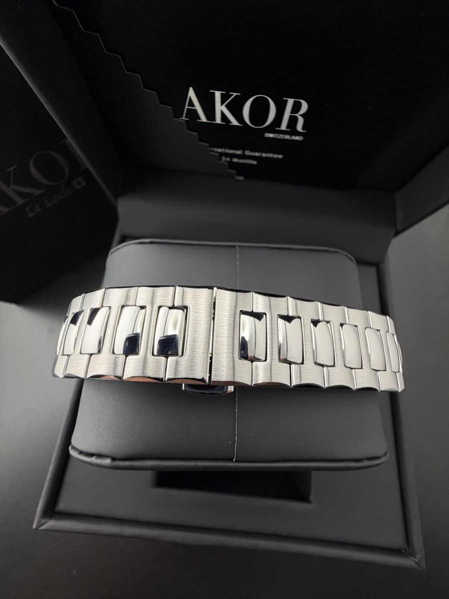Orologi: Montre AKOR Régulateur Bleu Le Locle Neuf Full Set – Nuovo e nell'imballaggio originale da Neuchâtel venduto da TopChrono24 7